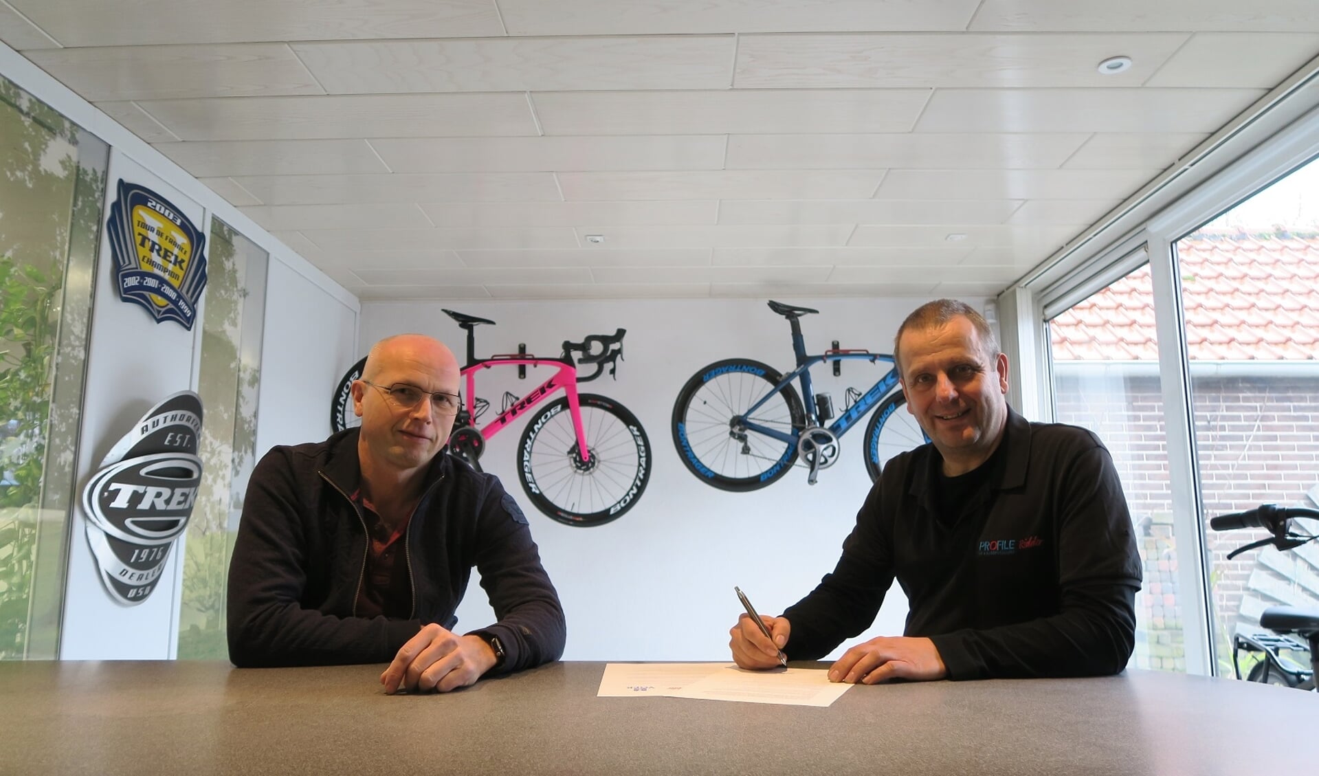 Ondertekening contract door Henk Ridder (Profile Ridder)