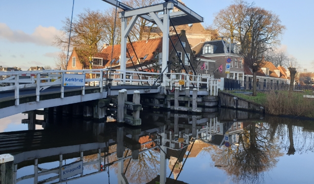 Het water als een spiegel bij de Kerkbrug