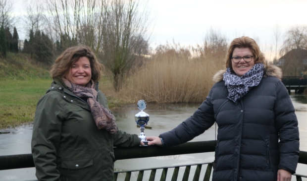 <p>De ‘Wijkvrijwilligers van het jaar’ Mariska Stehouwer en Froukje Heijdt-Bijkerk met de wisseltrofee.</p>
