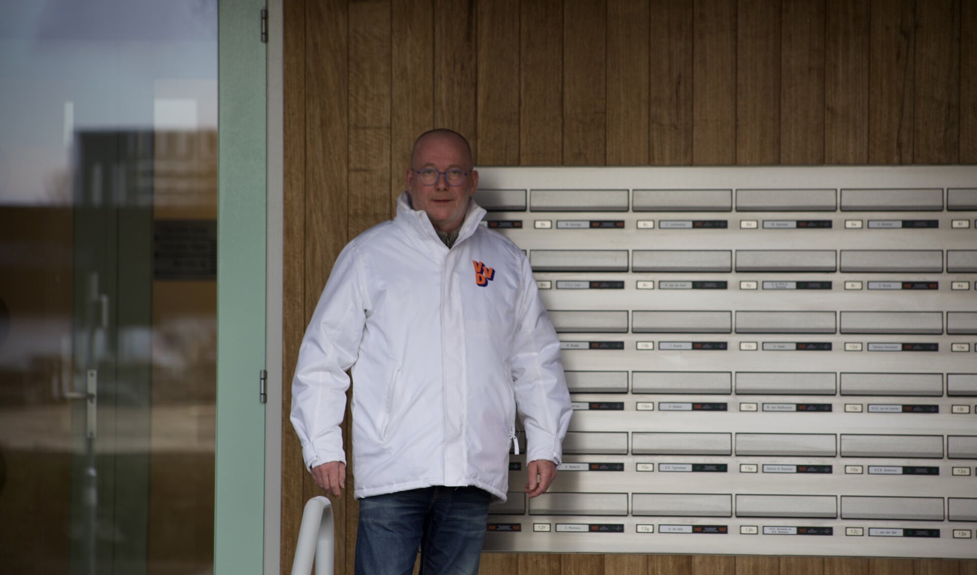 Henk Lonink voor de 54 nieuwe brievenbussen aan de Olmenlaan in het voormalige Torev gebouw.