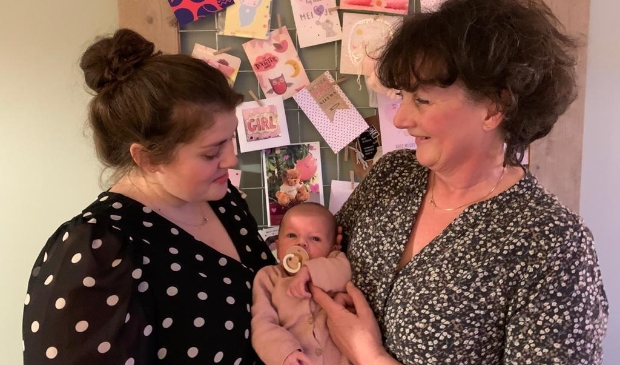 <p>Anne-Rose samen met dochter Isa. Moeder Monique (rechts) gunt haar dochter de ballonvaart. </p>