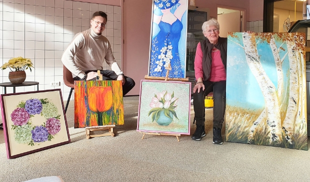 Jelle Horst en Tonny Hofland tussen een aantal prachtige kunstwerken