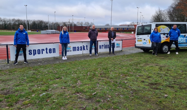 v.l.n.r.: Senna en Josje (medewerkers van Sport BSO Knoet, die de locatie gaan opstarten), Evert Schipper en Wiebe Rengelink (voorzitter en penningmeester van Climax), en Anneke en Hans Zwartkruis (eigenaren van Sport BSO Knoet)