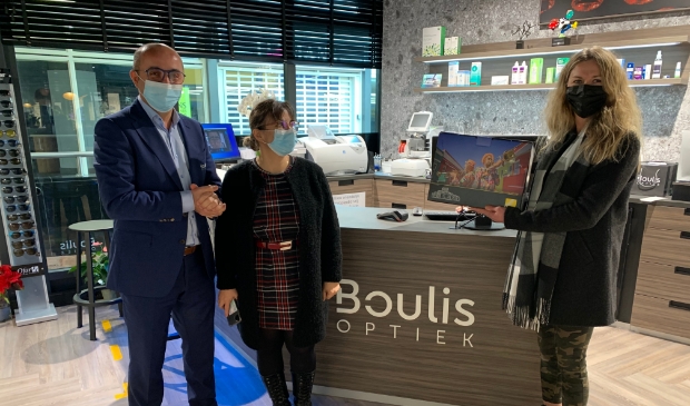 Annemarieke neemt de eerste prijs in ontvangst.