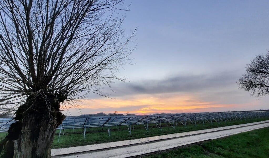 De bouw van het zonneveld aan het Oostrumsdijkje in Houten/'t Goy vordert gestaag 