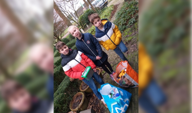 <p>Kinderen bieden doppen en geld aan</p>