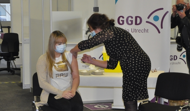 <p>GGD-medewerker Carla geeft Esli Verhoef haar eerste vaccinatie.</p>