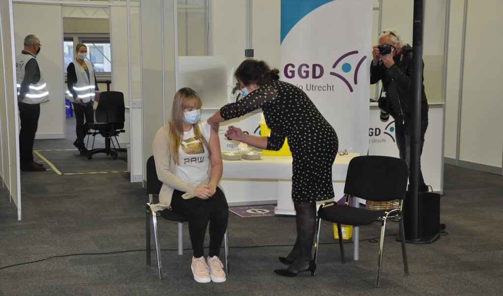 GGD-medewerker Carla geeft Esli Verhoef haar eerste vaccinatie.