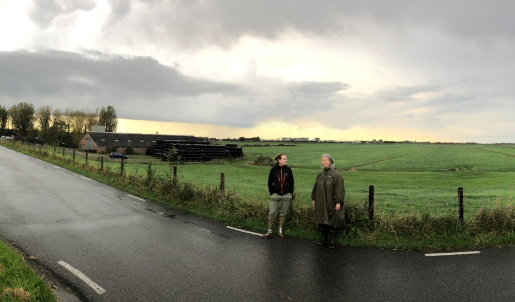 Lian Tan (rechts) en andere 'herenboer' Maaike Vinkenburg voor de plek waar het straks allemaal gaat gebeuren. 