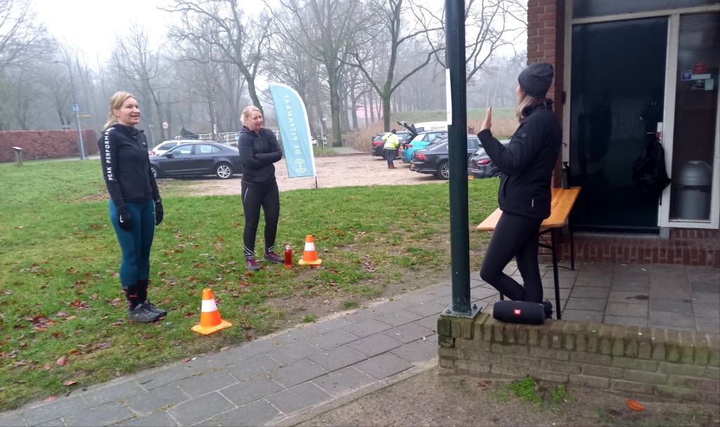 <p>Deelnemers melden zich in duo bij de start</p>