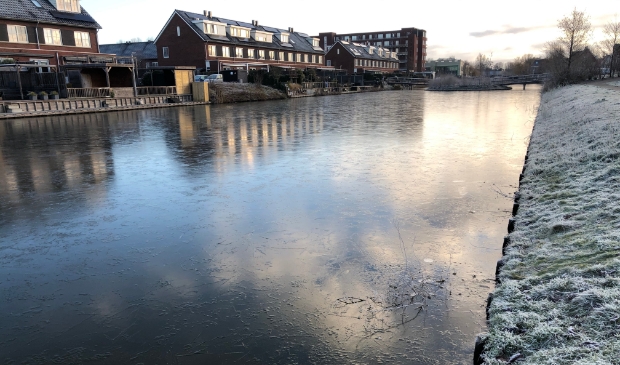 Dichtgevroren kanaal in Westwijk (Westhove)
