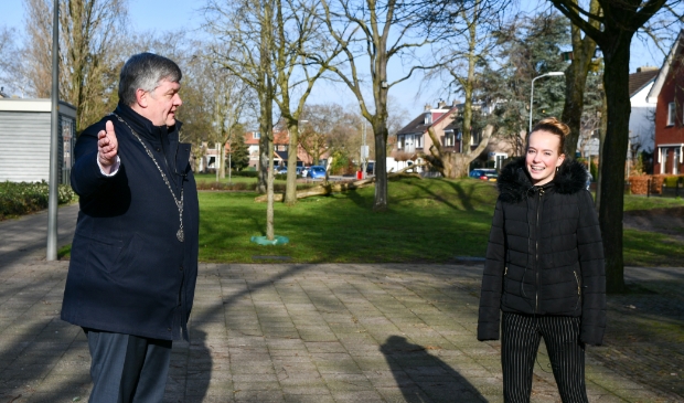 <p>Janneke van de Kolk in gesprek met burgemeester Henk Lambooij.</p>