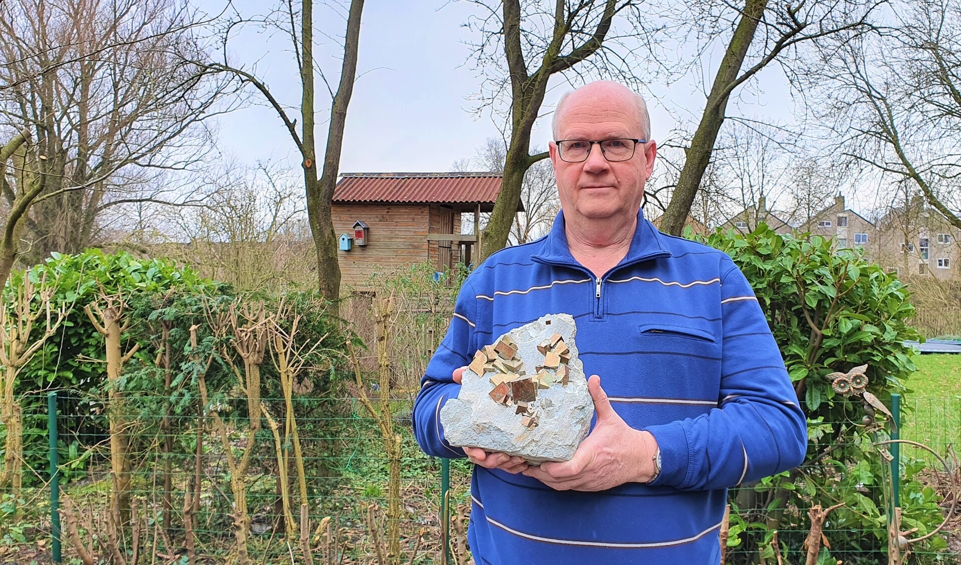 Nico Zethof houdt Pyriet vast. Hij vond dat in Navajun, Spanje; wereldwijd de bekendste vindplaats van kubussen.