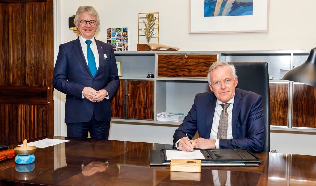 Berends (links) en Klein in betere tijden: bij zijn aanstelling als waarnemend burgemeester in januari van dit jaar.