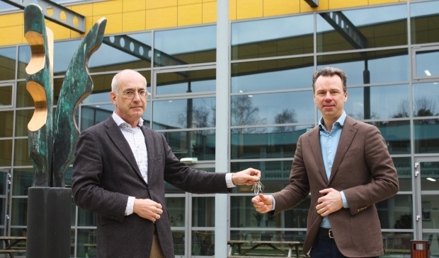 Een symbolische sleuteloverdracht door Leo Duifhuizen aan zijn opvolger Ronald Brouwer (foto: Rein Tanis)