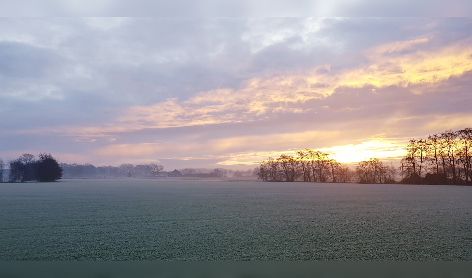 De zonsopkomst aan de Nederwoudse weg vanmorgen rond 9.00 uur