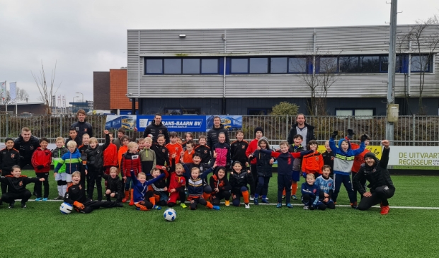 jeugd samen met selectiespelers