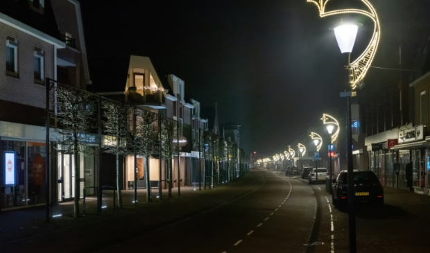 Een lege winkelstraat op oudejaars avond