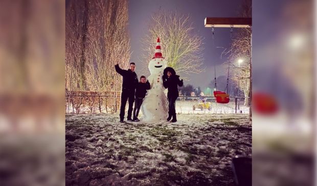 <p>Een flinke sneeuwpop in Lunteren.</p>