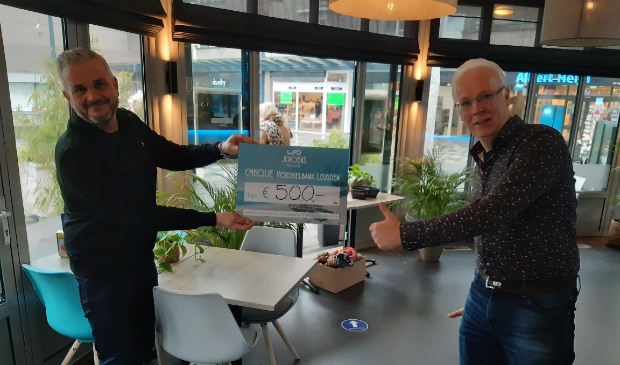 <p>Jeroen Dammers (links) van Jeroens Paviljoen overhandigt de cheque van 500,= euro aan penningmeester Henk Krakers van de Voedselbank.</p>