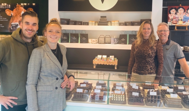 Vincent en Marissa (links) en Edith en Peter in de chocolaterie.