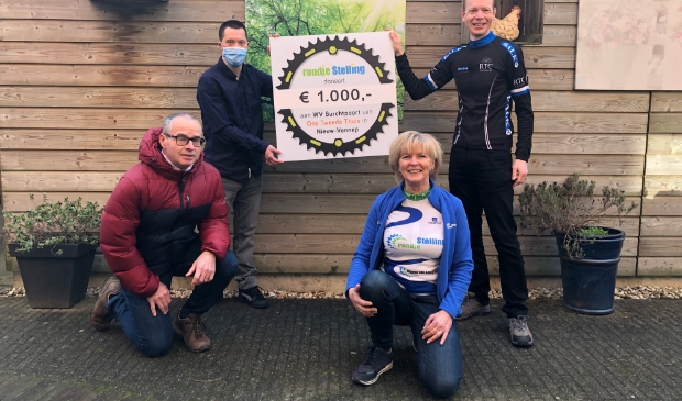 vlnr: Geert van den Broek (RTC Hoofddorp), bewoner WV Burchtpoort, Trudie Plomp (Stichting Fortza Velo), Pascal Raven (voorzitter RTC Hoofddorp)