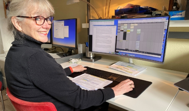 Katja Brenninkmeijer thuis aan het werk