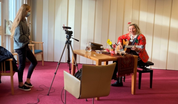 <p>Medewerker Welzijn Emma van Kennemerhart en zangeres Jessica in de gelegenheidsstudio in De Rijp</p>