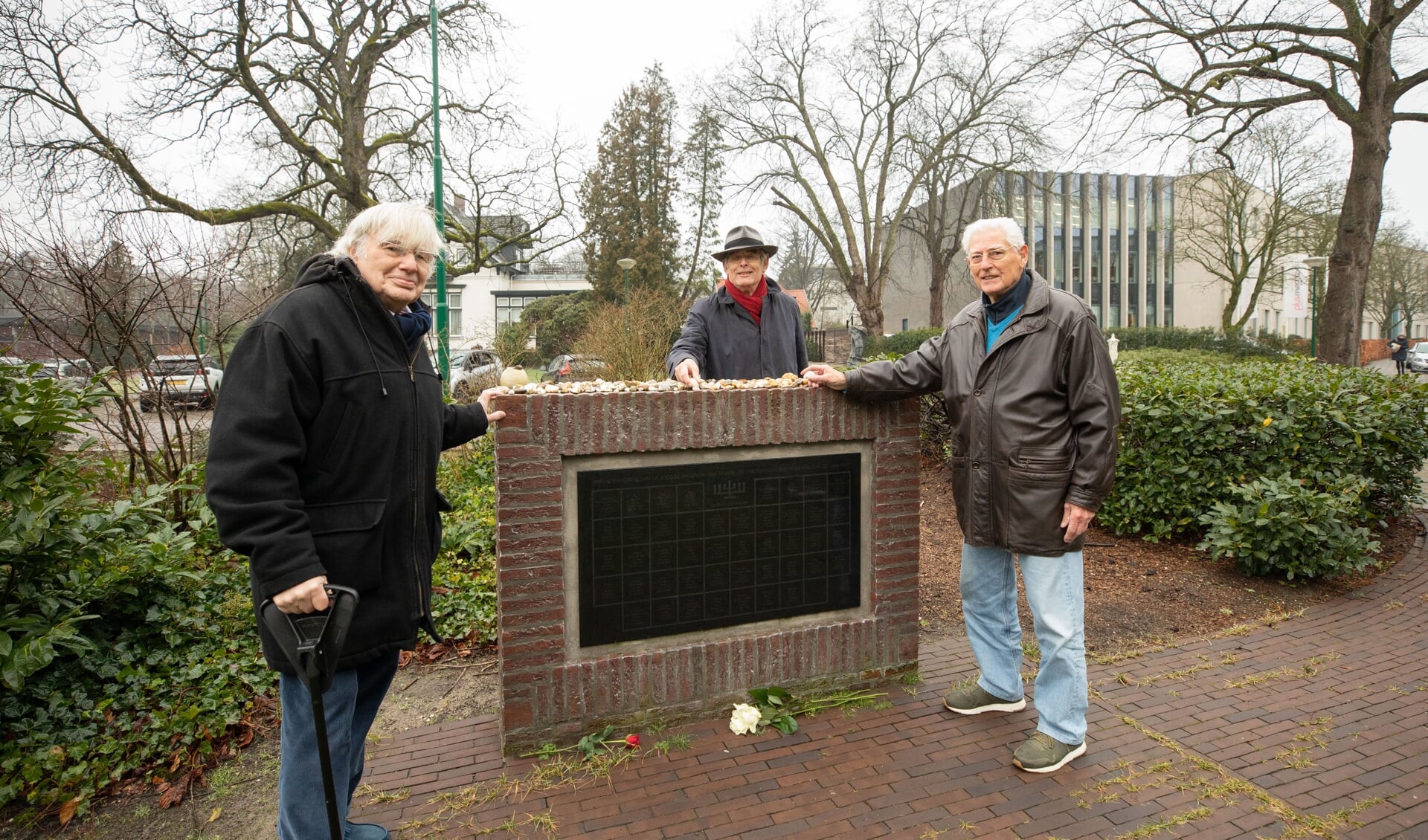 Van links rechts, Peter Smidt (81), Kok van Noord (77) en Wim Velthuizen (85) bij het Joods Monument in Baarn dat ze vijf jaar geleden,met anderen, oprichtten.  