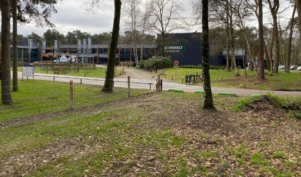 De vrije parkeerplaats is nu omheind en niet meer openbaar toegankelijk