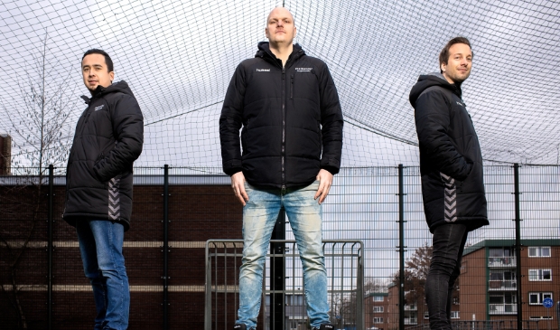<p>Vlnr: Carlos Lijong, Arie Alderliesten en Joshua de Vries in de voetbalkooi naast de Islamitische basisschool Al Amana aan de Boekhorst in Ede.</p>