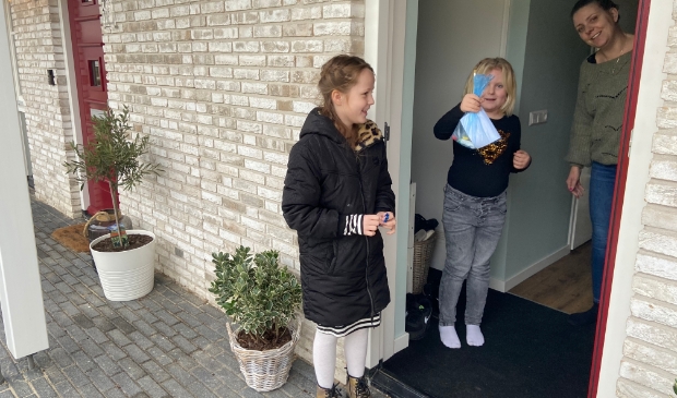 Een pakketje wordt blij in ontvangst genomen