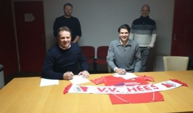 <p>Petar Djenic (rechts voor) bij de ondertekening van het contract bij voetbalvereniging Hees.</p>