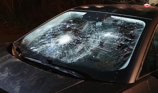 <p>Vernielde ruit van auto in het Oude Dorp</p>