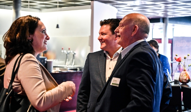<p>Liselotte Pesch (links) neemt het stokje over van Roy Pamboer (rechts) </p>