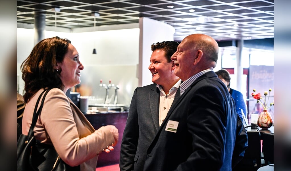 Liselotte Pesch (links) neemt het stokje over van Roy Pamboer (rechts) 