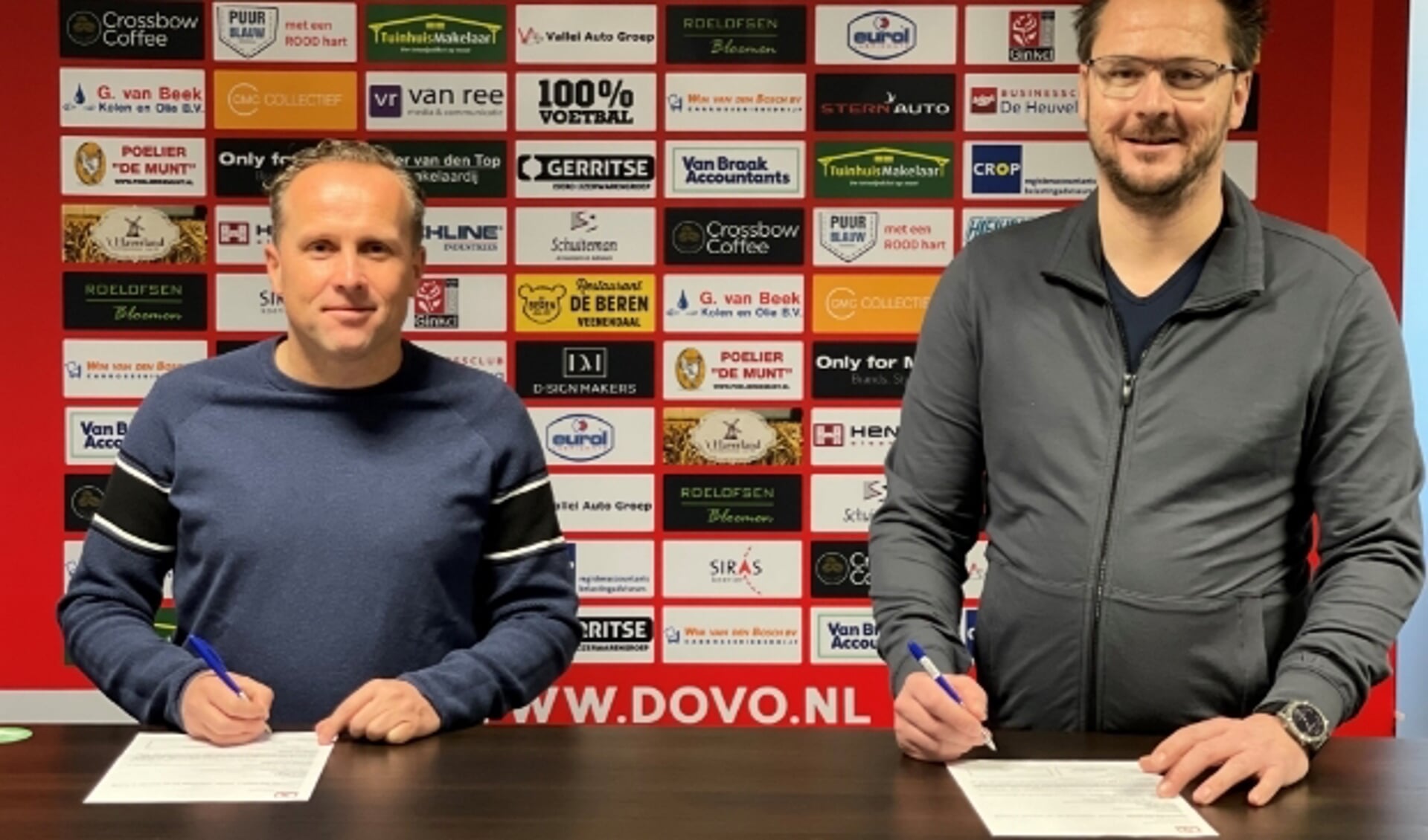Ondertekening sponsorcontract VB Investments BV met Harm van Braak (rechts) en Dico Harteman namens DOVO (links)