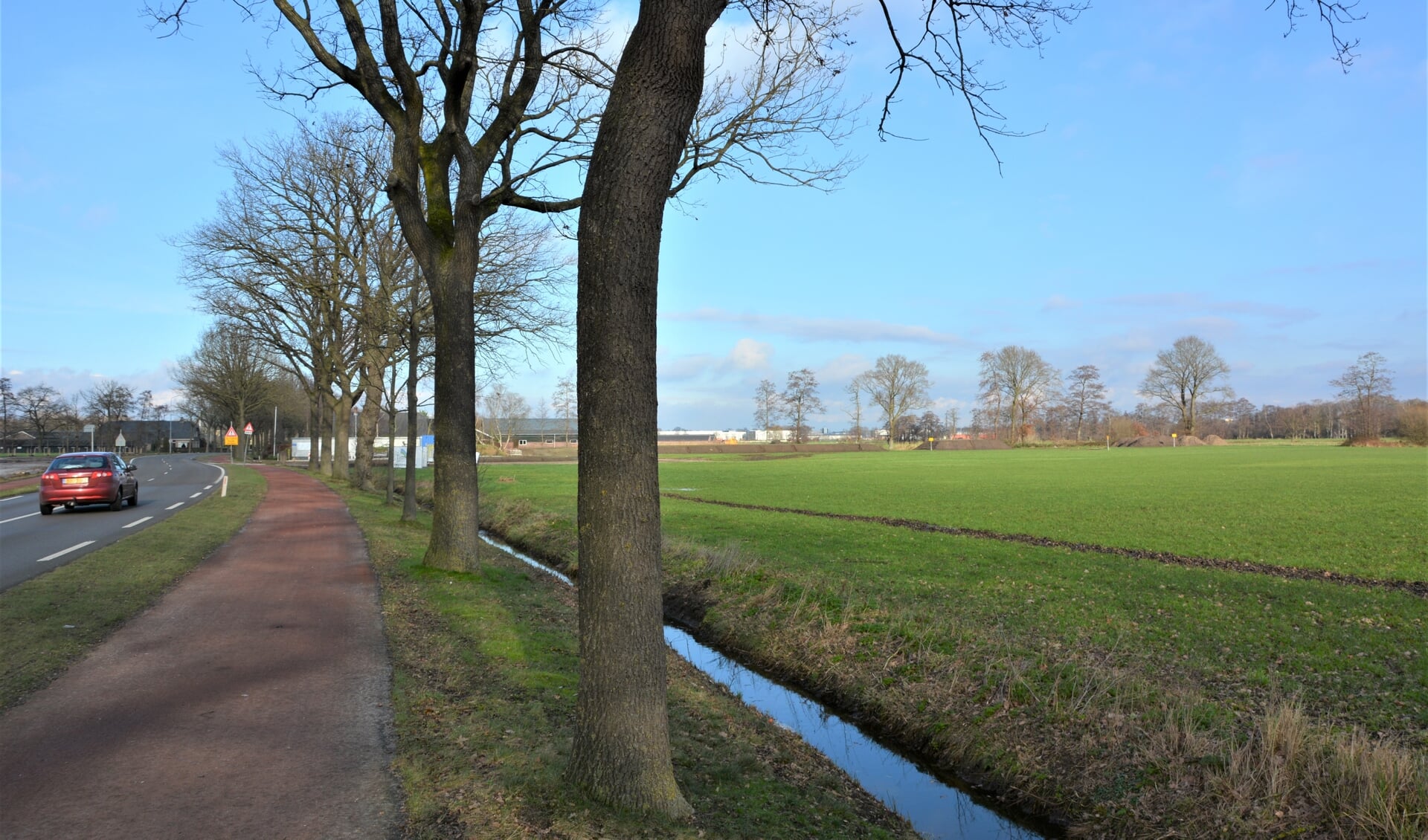 De plek waar de weg naar de nieuwe wijk Bloemendal gaat aansluiten op de Nijkerkerweg.