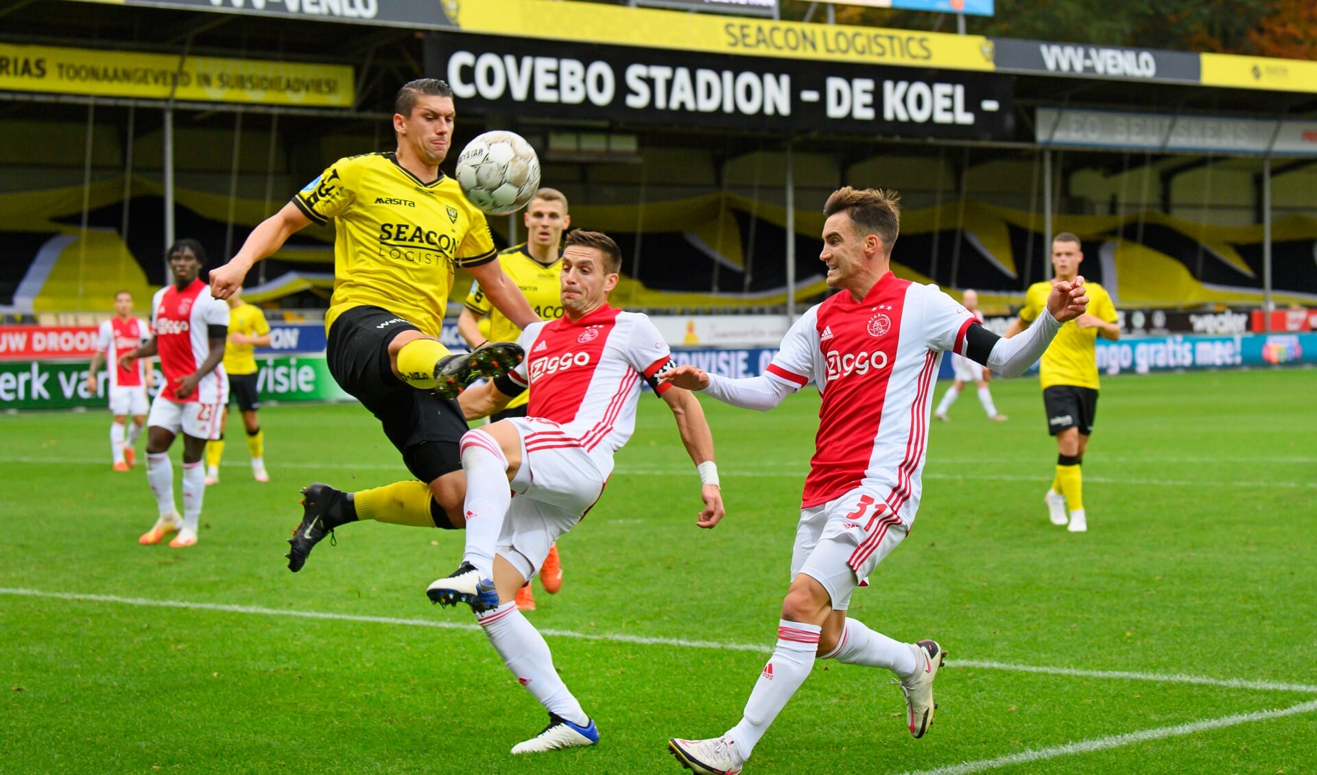 Fragment uit de wedstrijd tussen VVV-Venlo en Ajax in het Covebo Stadion - De Koel.