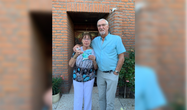 Henk en Cis voor hun woning in de Parmentierstraat 4 in Badhoevedorp