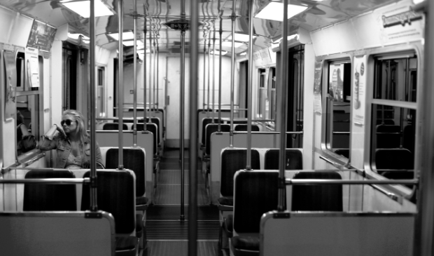 eenzame vrouw in tram