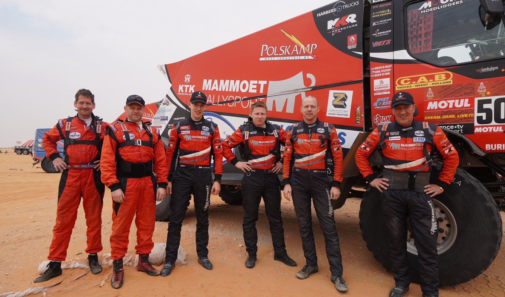 Martin van den Brink (rechts) begint tevreden aan de rustdag in de Dakar Rally. Ook het team van Mitchel (derde van links) kan na de eerste week tevreden zijn.