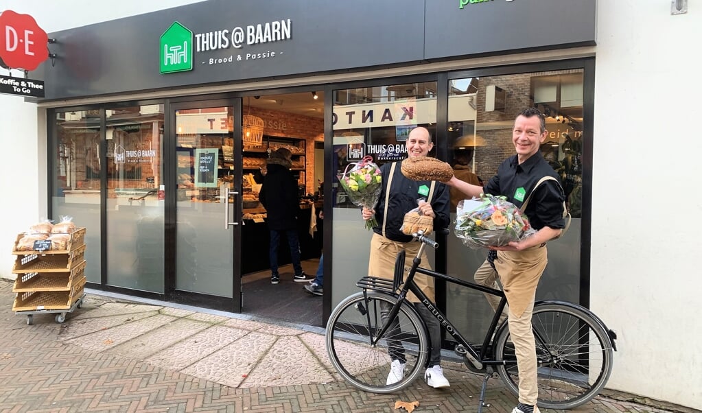 Op de fiets Gijs, links Richard voor hun nieuwe zaak: Thuis@Baarn.