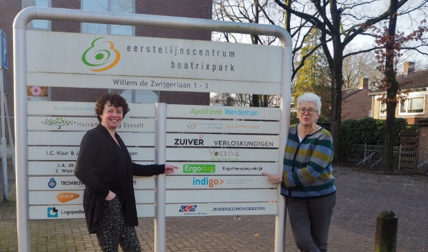Nicole Schoeber (l) en Jeannet Scheffer (r) bij eerstelijnscentrum Beatrixpark  in Ede waar Ergodus gevestigd is.