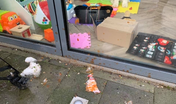 <p>Naast sneeuwballen ging er ook glas en een kersboom over de schutting </p>