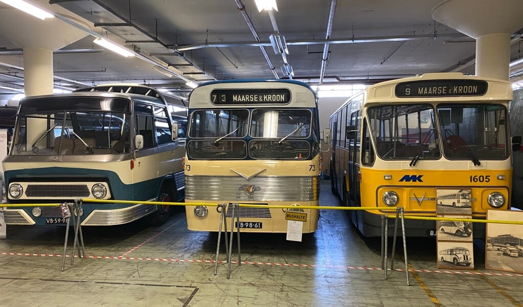 Oude bussen in het Nederlands Transport Museum in Nieuw-Vennep. 