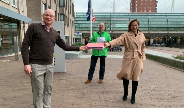 <p>De handtekeningen worden overhandigd aan burgemeester Isabella</p>