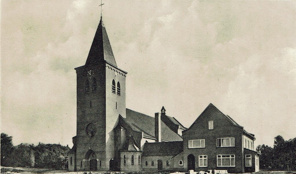 De Heilige Familiekerk werd in 1939 voltooid en geconsacreerd door de aartsbisschop van Utrecht, mgr. dr. J. de Jong.