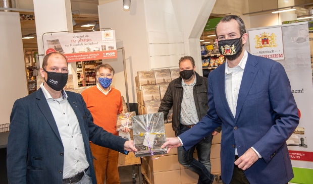 <p>De overhandiging van het eerste exemplaar van het boek aan wethouder Joost van der Geest</p>