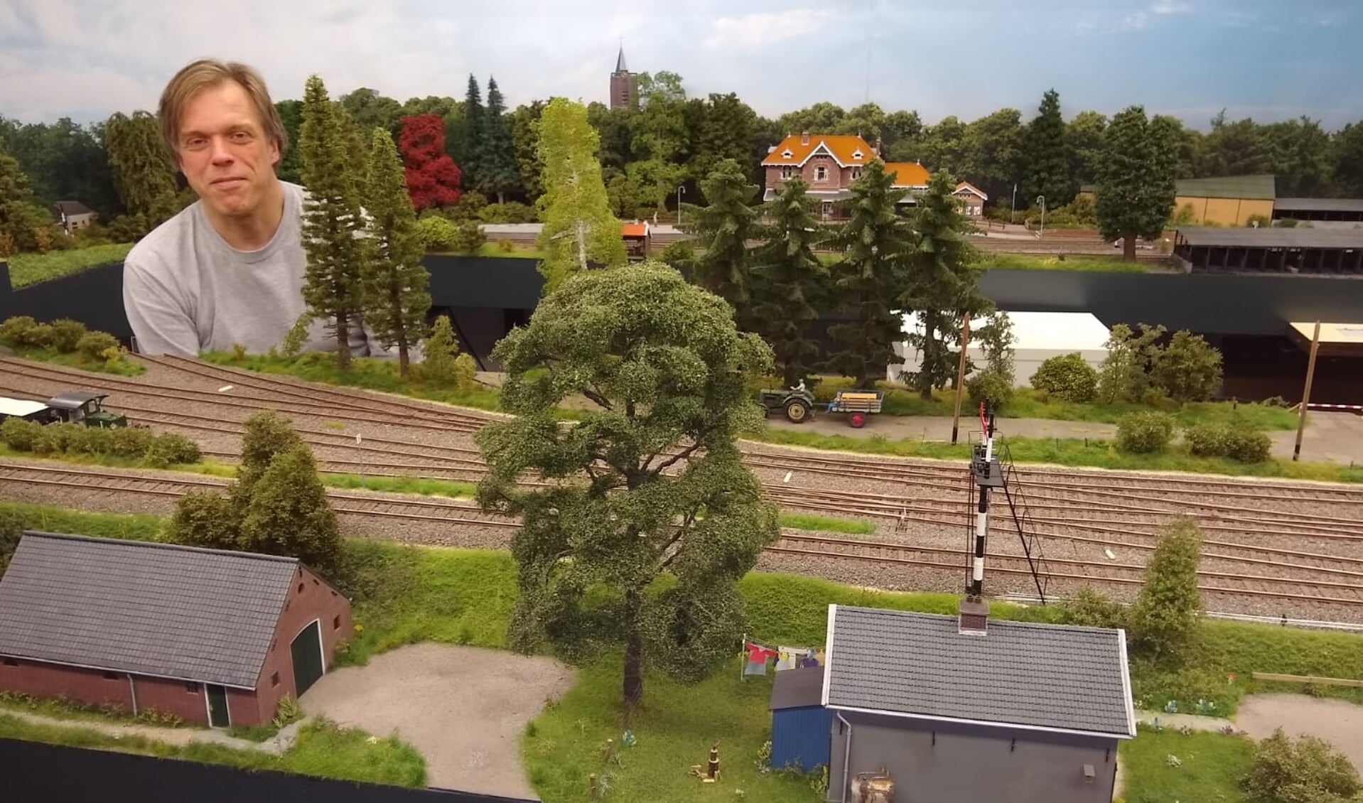 In zijn huis heeft Huib Maaskant zijn miniatuurversie van de spoorlijn Den-Dolder-Baarn staan. Op de achtergrond Station Soest.